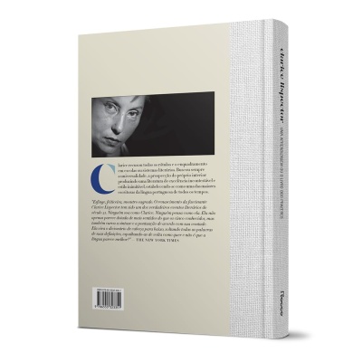 Livro de capa dura de Clarice Lispector com texto em português e imagem preto e branco