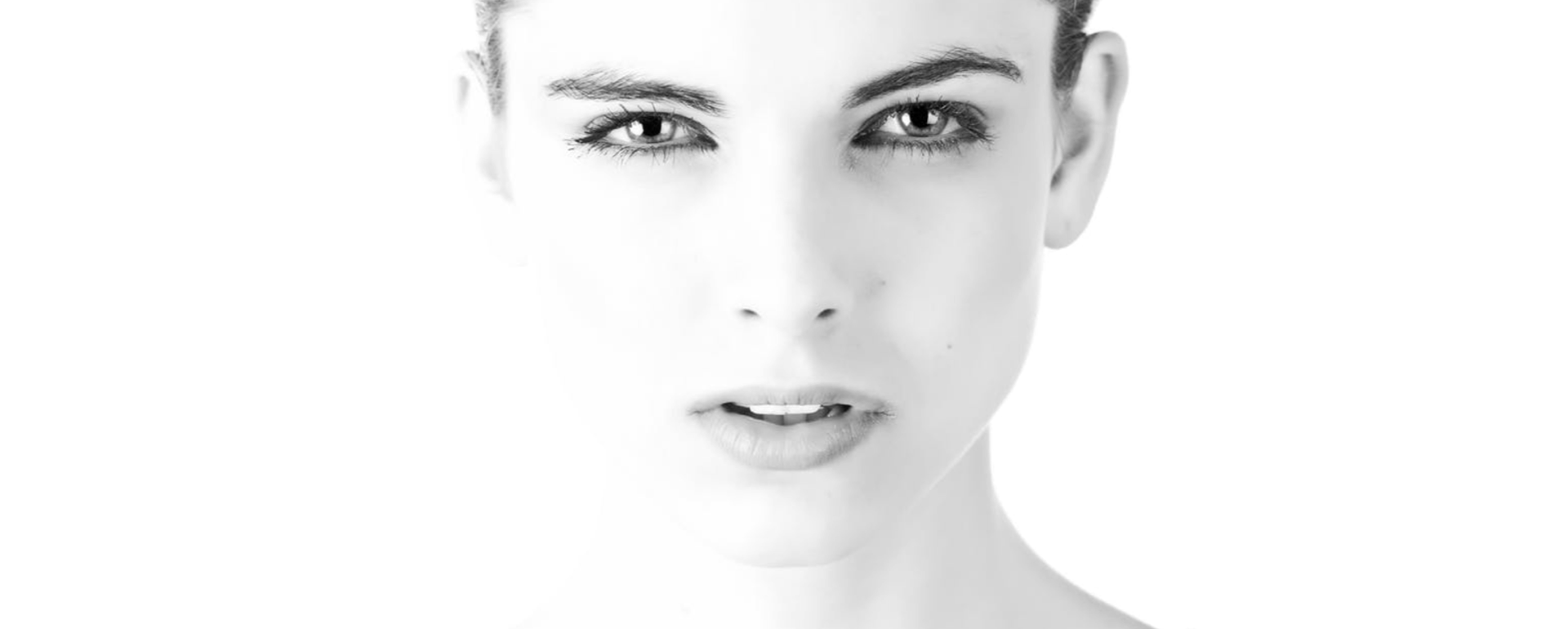 Rosto feminino em preto e branco com fundo branco
