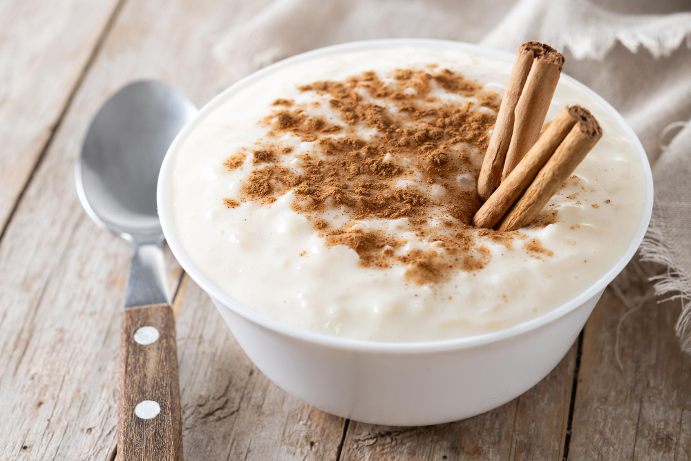 Tigela de arroz doce com canela e paus de canela