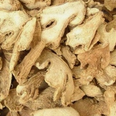 Fatias secas de gengibre bege e castanho claro