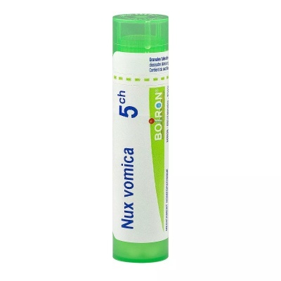 frasco de medicamento homeopático Nux vomica 5ch Boiron verde e branco