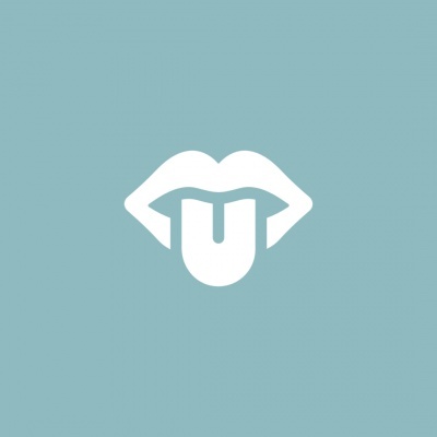 Desenho gráfico de boca branca com língua de fora em fundo azul-acinzentado