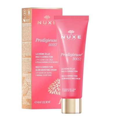 Creme Nuxe Prodigieuse Boost em tubo rosa com caixa rosa ao fundo