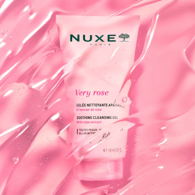 Gel de limpeza suave NUXE Very Rose em tubo translúcido rosa com textura de gel