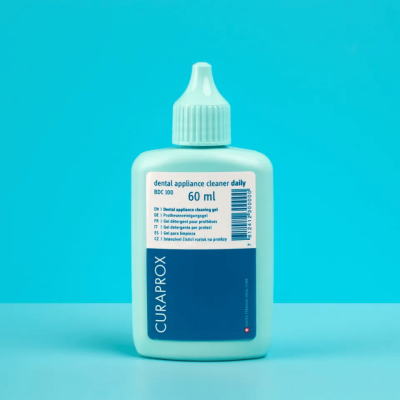 Frasco azul claro de gel para limpeza diária de aparelhos dentários