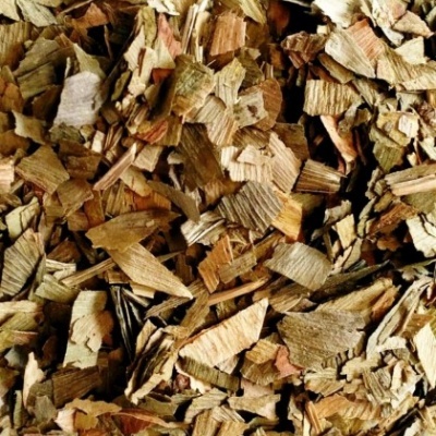 Pedaços pequenos de madeira de várias cores e texturas