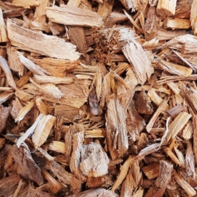 Aparas de madeira castanhas com texturas ásperas