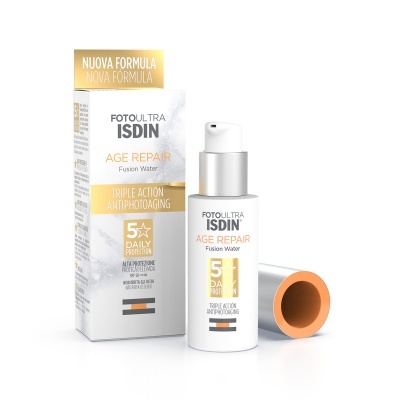 Produto cosmético FOTOULTRA ISDIN AGE REPAIR Fusion Water com embalagem branca e tampa laranja, frente à sua caixa correspondente.