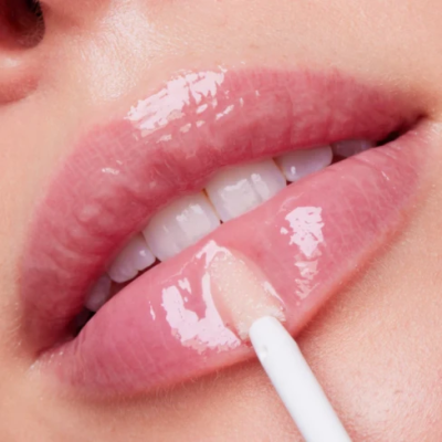 Lábios cor de rosa com gloss aplicado