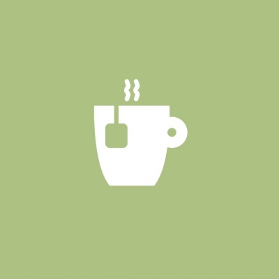 Ícone branco de chávena de chá com saquinho, em fundo verde claro