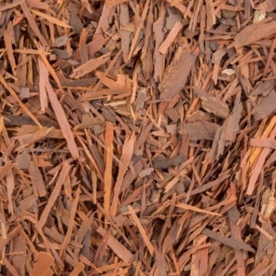 Lascas de madeira castanho-avermelhadas com textura rugosa