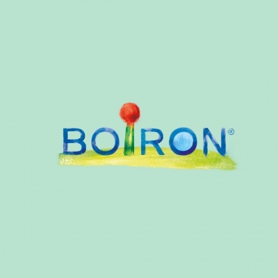 Logótipo da marca BOIRON em azul com ponto vermelho e traço verde e amarelo