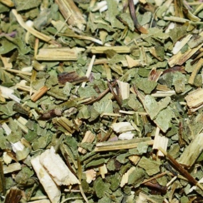 Mistura de ervas secas com folhas e caules pequenos em várias tonalidades de verde e castanho