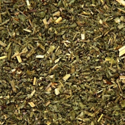 Chá verde seco triturado em verde e castanho claro