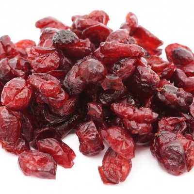 Frutos vermelhos secos num fundo branco.