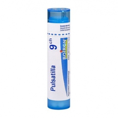 Frasco azul e branco com comprimidos granulares Boiron Pulsatilla 9 CH