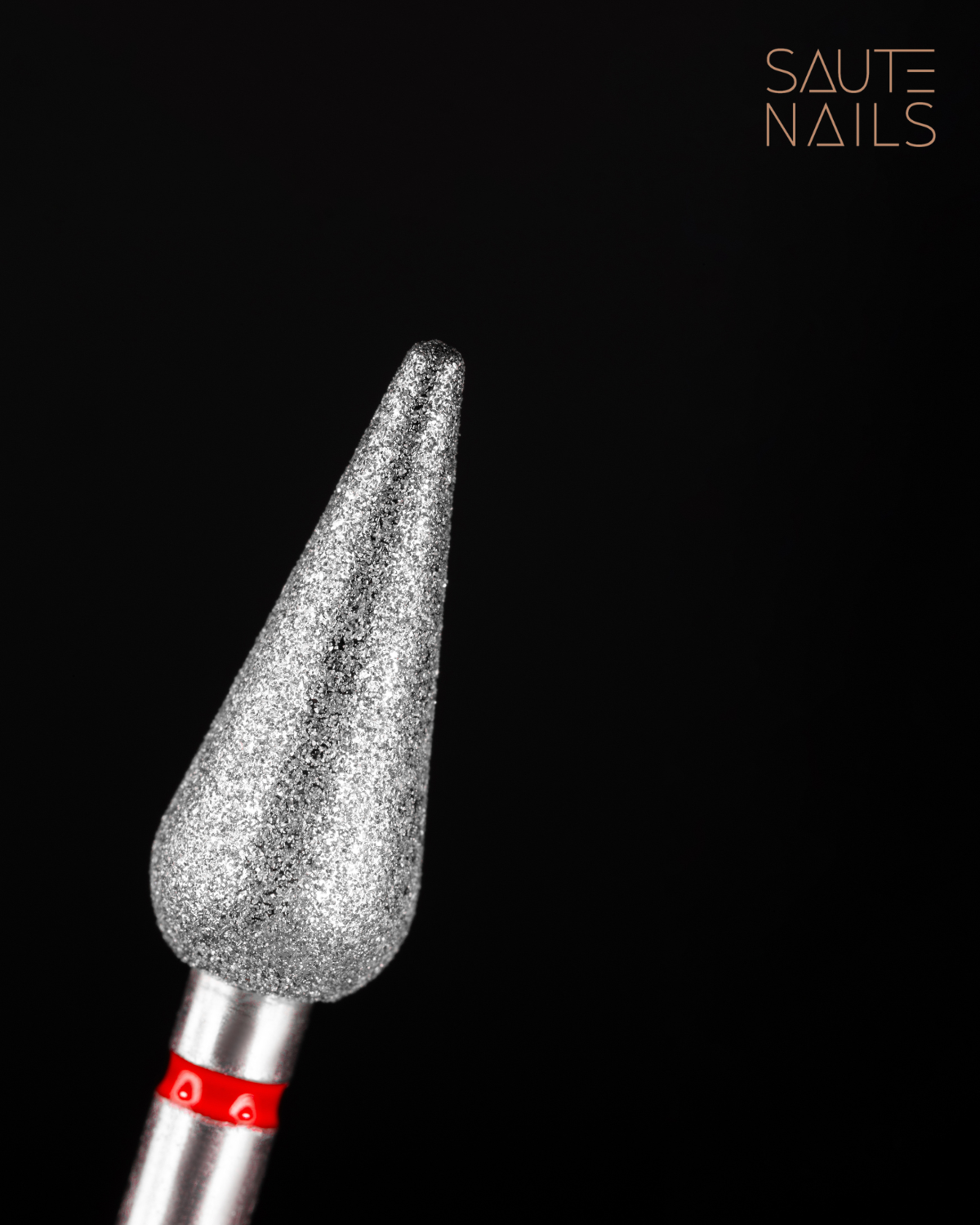 Broca de Diamante N.10 Ponta de broca de unha de metal prateado com base vermelha sobre fundo preto