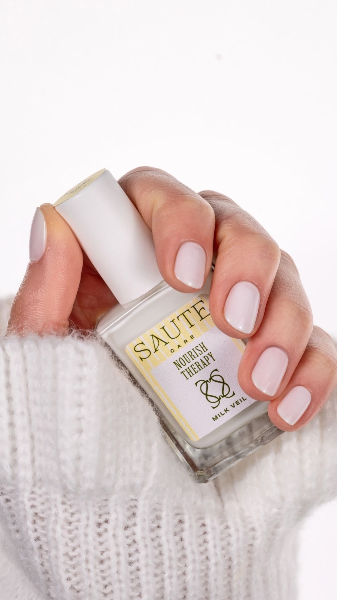 Tratamento Nutritivo Nourish Therapy - Milk Veil 15ml Mão segurando verniz de unhas branco SAUTE CARE