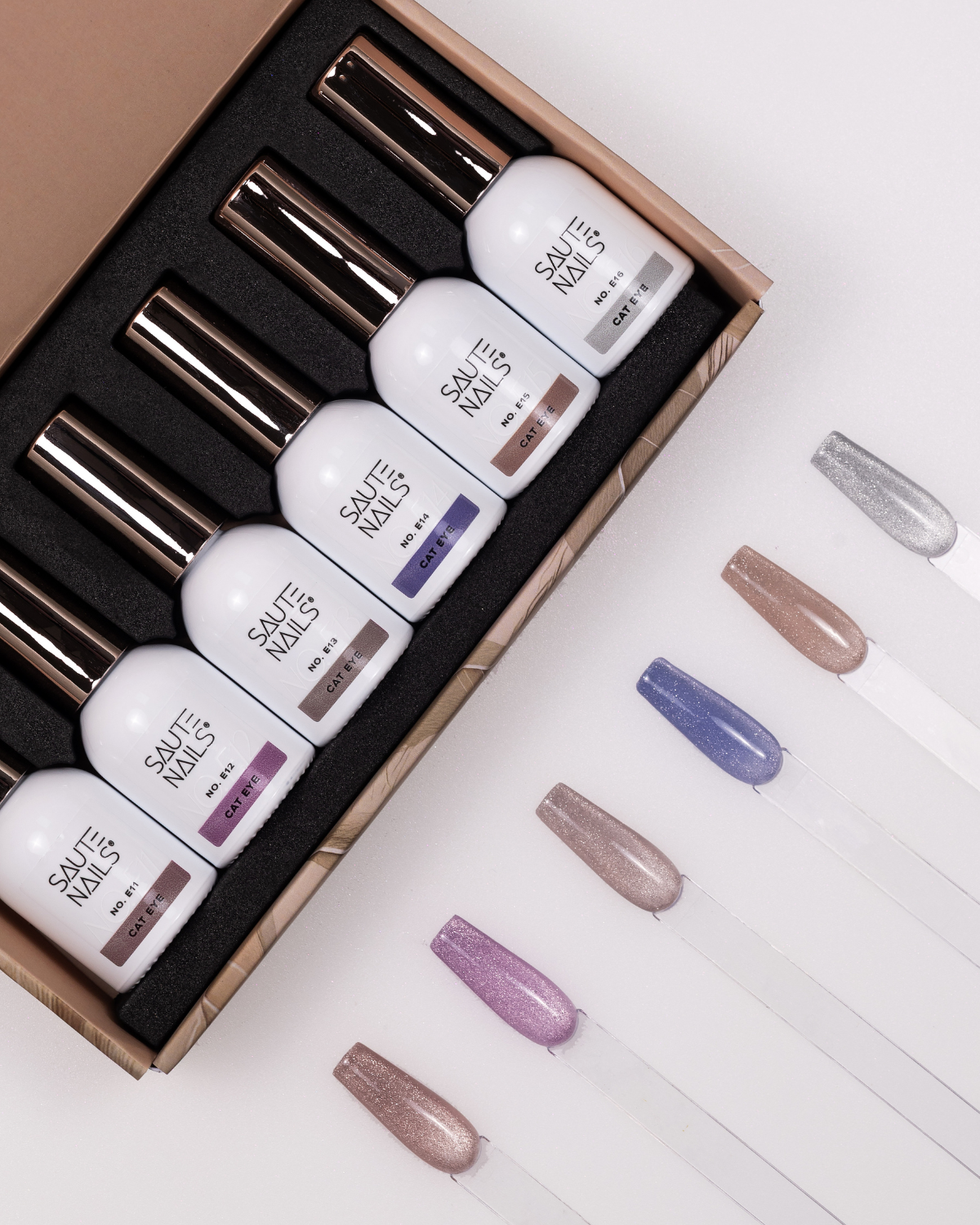 Coleção de Verniz Gel Magnético Cateye Effect – Autumn Edition Conjunto de cinco vernizes de unhas SAUTÉ NAILS com cores variadas e amostras em palitos.