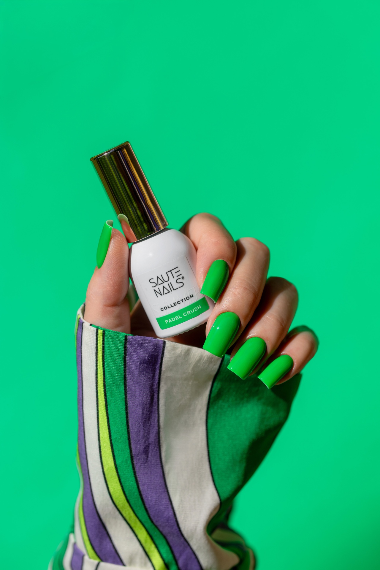 Verniz Gel Padel Crush (Verde Néon Intenso) Frasco de verniz de unhas branco com rótulo e unhas verdes