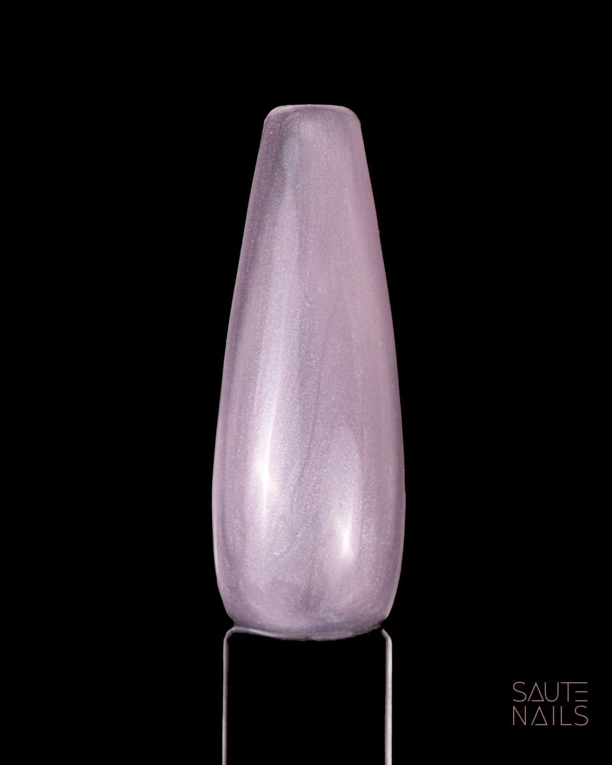 Esmalte de unhas rosa cintilante com acabamento brilhante