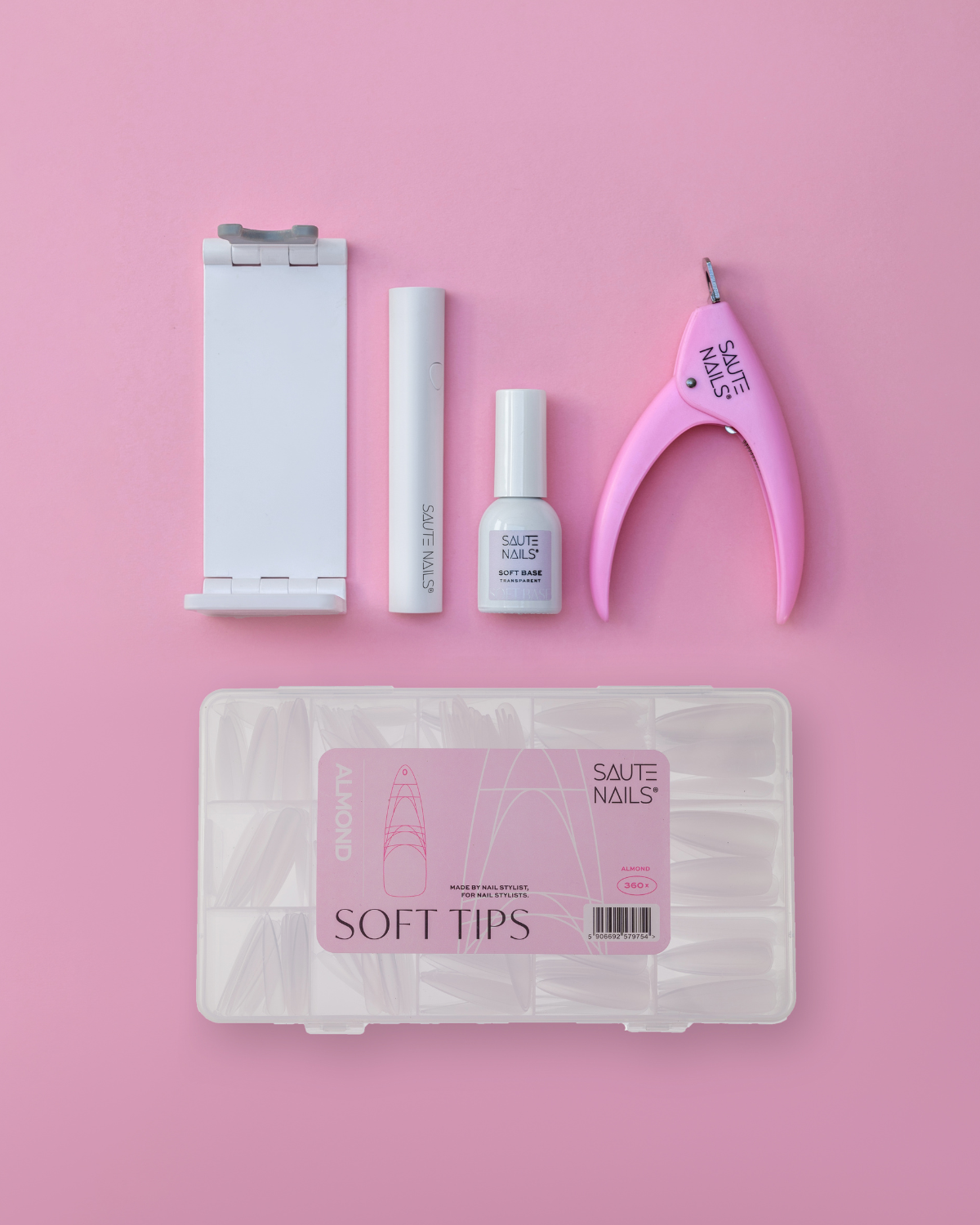 Conjunto Completo Soft Tips System - Almond 360x Conjunto de produtos para unhas SAUTE NAILS sobre fundo rosa