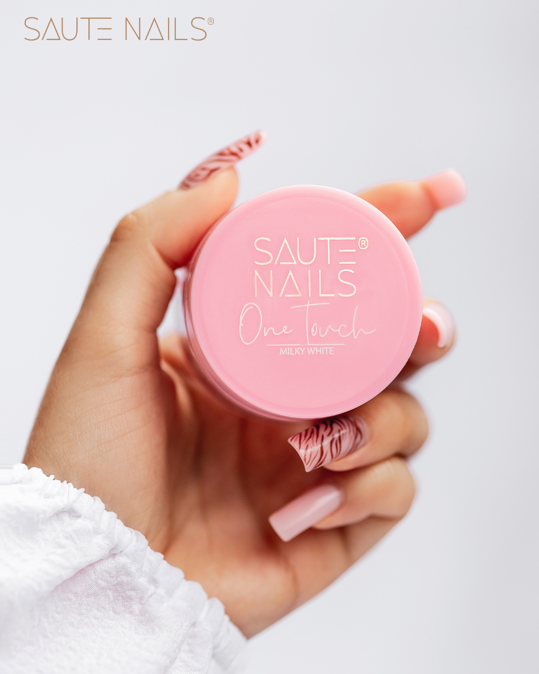 Gel Construtor One Touch Milky White 30g frasco rosa SAUTE NAILS em mão com unhas postiças decoradas