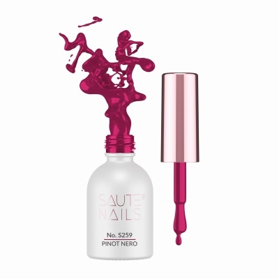 Esmalte Saut Nails cor Pinot Nero com pincel e esmalte derramado