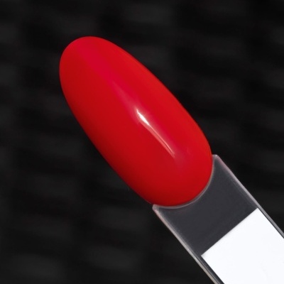 Amostra de verniz de unhas vermelho brilhante numa tira de plástico