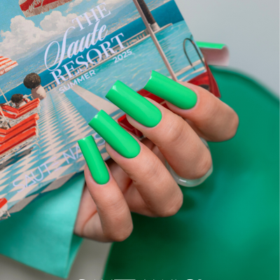 Mão com unhas verdes mate segurando caixa decorativa THE Saute RESORT SUMMER 2025