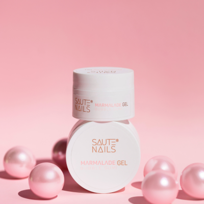 Dois frascos de gel para unhas SAUTE NAILS em fundo rosa com bolas cor-de-rosa