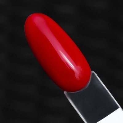 Batom vermelho cremoso com aplicador transparente