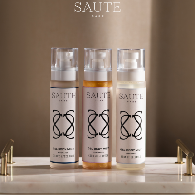 Três frascos de gel body mist SAUTE CARE em superfície branca com detalhes dourados