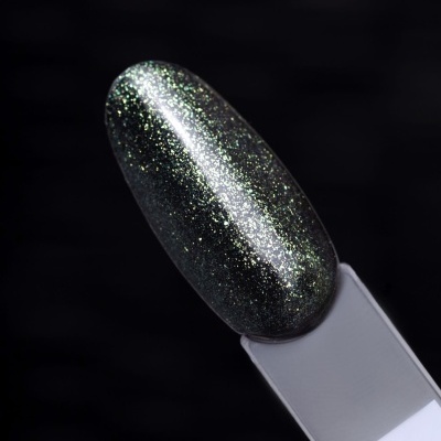 Amostra de verniz de unhas glitter verde e dourado sobre base escura
