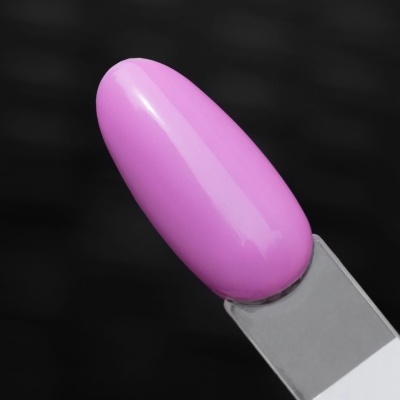 Amostra de verniz rosa-lilás brilhante num suporte transparente.