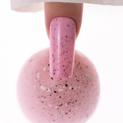 Unha rosa com micropontos pretos e brancos sobre base redonda rosa igual