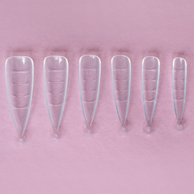 Sete unhas postiças transparentes numeradas sobre fundo cor-de-rosa