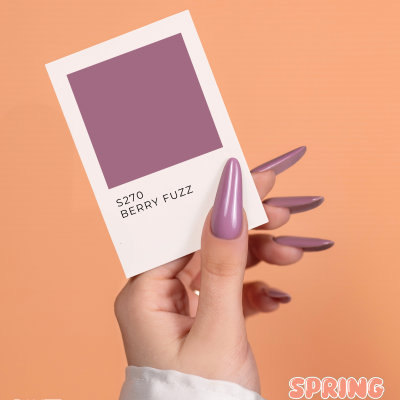 Mão com unhas roxo-lilás segurando amostra de cor S270 BERRY FUZZ