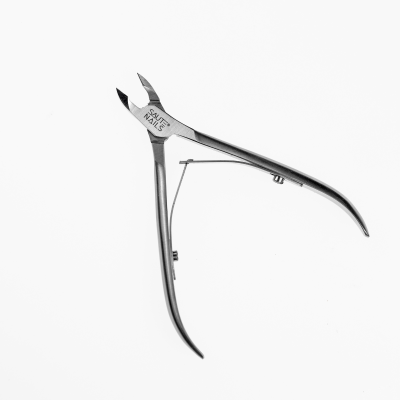 Alicate de cutícula em aço inoxidável prateado com o texto SAUTE NAILS