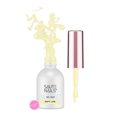 Frasco fosco branco de verniz para unhas Saute Nails com tampa rosa envolve líquido amarelo