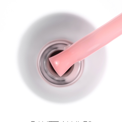 Verniz para unhas rosa com pincel dentro e logotipo SAUTE NAILS