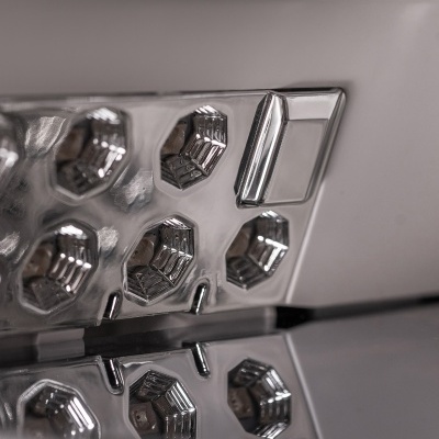 Superfícies cromadas e refletoras com padrões hexagonais e botão retangular