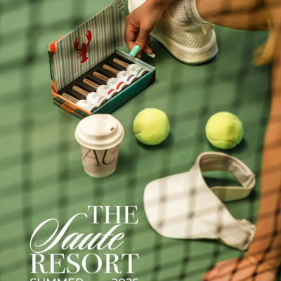 Produtos de beleza em caixa aberta, bolas e ténis de ténis, pala branca numa superfície verde com rede