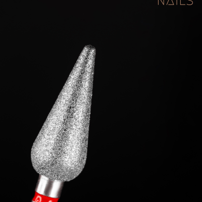 Ponta de broca de unha de metal prateado com base vermelha sobre fundo preto