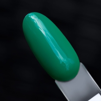 Amostra de esmalte verde brilhante numa paleta branca