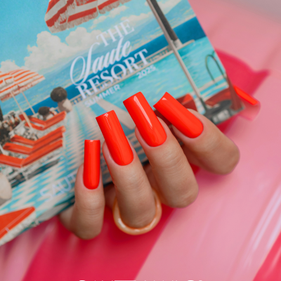 Unhas postiças laranja brilhante com cartão promocional com texto THE Saute RESORT 2023