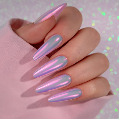 Unhas compridas com verniz cromado rosa e roxo em fundo rosa brilhante.