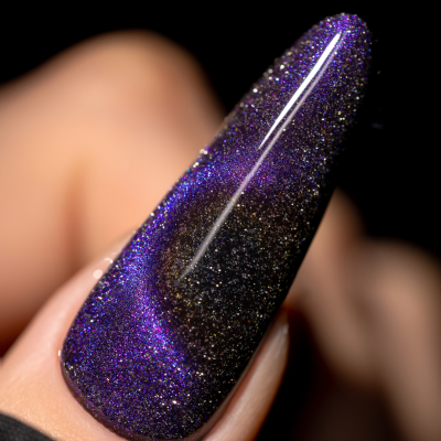 Unha artificial com verniz roxo brilhante e efeito felino cintilante