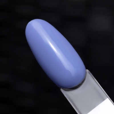 Verniz para unhas cor lavanda em amostra de plástico transparente