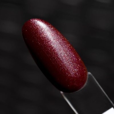 Verniz de unha vermelho escuro brilhante numa amostra